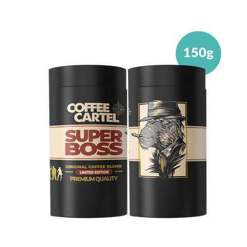 Káva balená v černé plechové dóze s názvem Super boss. Nad plechovkami je ikona označující hmotnost: 150 g. Fixi Coffee