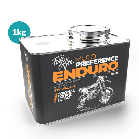 Plechový kanystr s kávou. Obal s černou etiketou a nápisem Enduro. Nad kanystr je ikona označující hmotnost kávy: 1 kg. Fixi Coffee