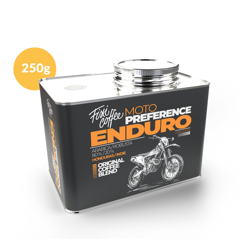 Plechový kanystr s kávou. Obal s černou etiketou a nápisem Enduro. Nad kanystr je ikona označující hmotnost kávy: 250 g. Fixi Coffee