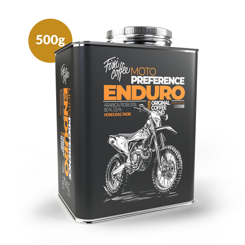 Plechový kanystr s kávou. Obal s černou etiketou a nápisem Enduro. Nad kanystr je ikona označující hmotnost kávy: 500 g. Fixi Coffee