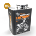 Plechový kanystr s kávou. Obal s černou etiketou a nápisem Enduro. Nad kanystr je ikona označující hmotnost kávy: 500 g. Fixi Coffee