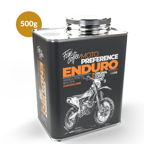 Plechový kanystr s kávou. Obal s černou etiketou a nápisem Enduro. Nad kanystr je ikona označující hmotnost kávy: 500 g. Fixi Coffee